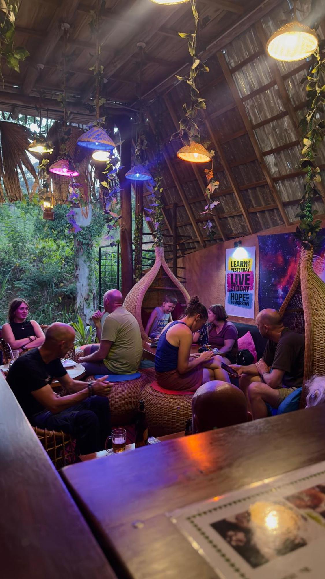 A Lounge Hostel And Cafe エッラ エクステリア 写真