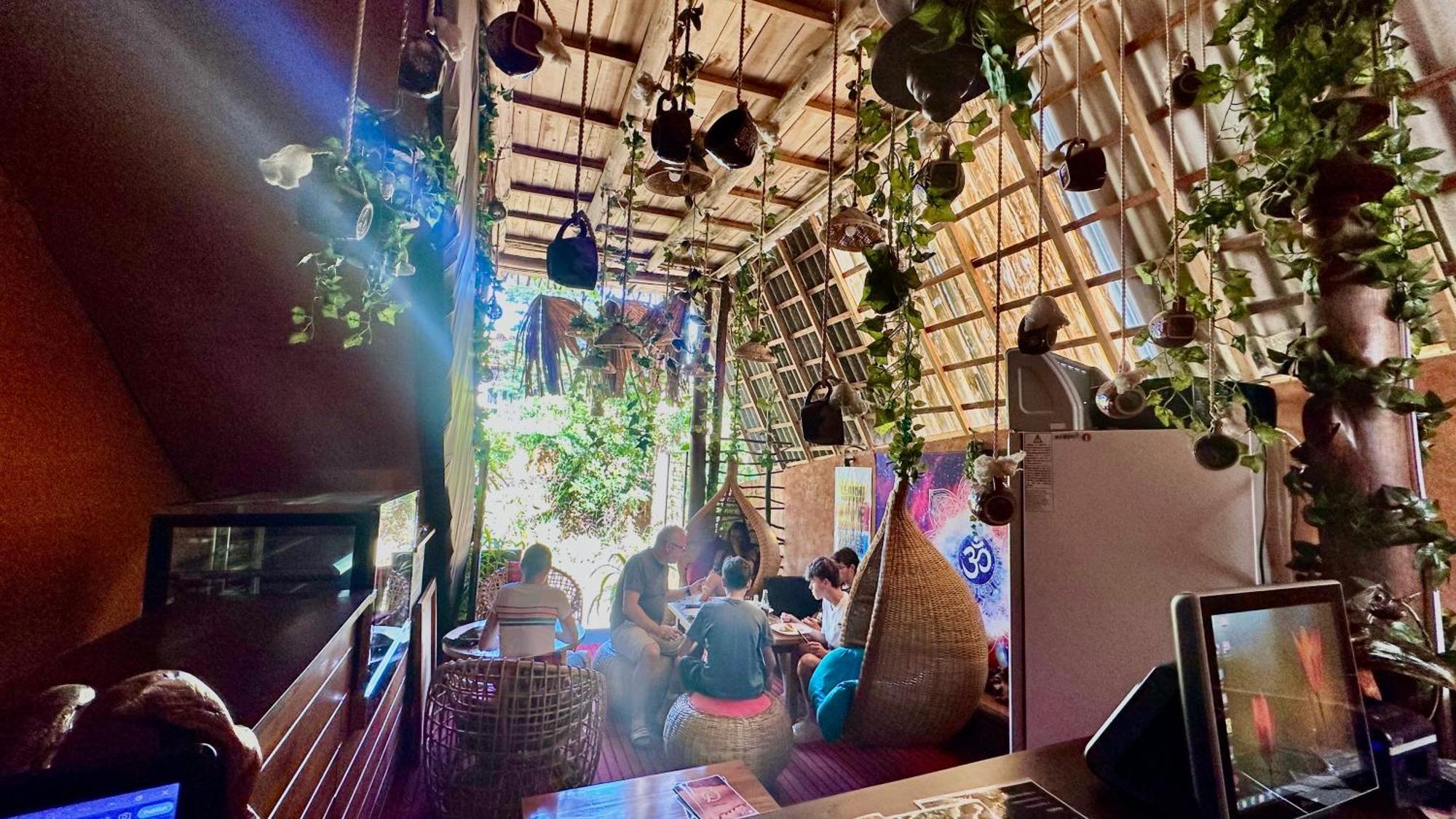 A Lounge Hostel And Cafe エッラ エクステリア 写真