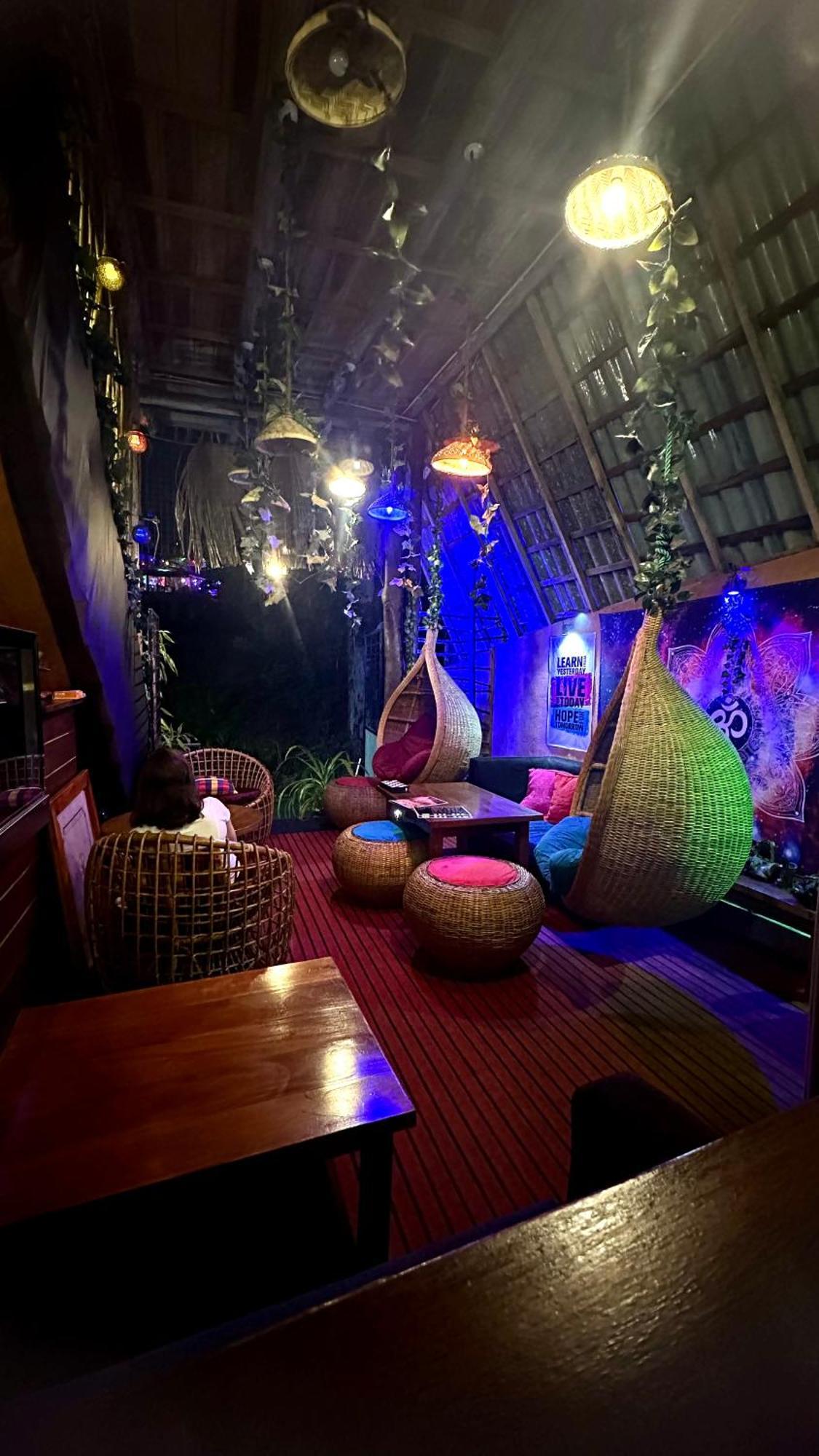 A Lounge Hostel And Cafe エッラ エクステリア 写真