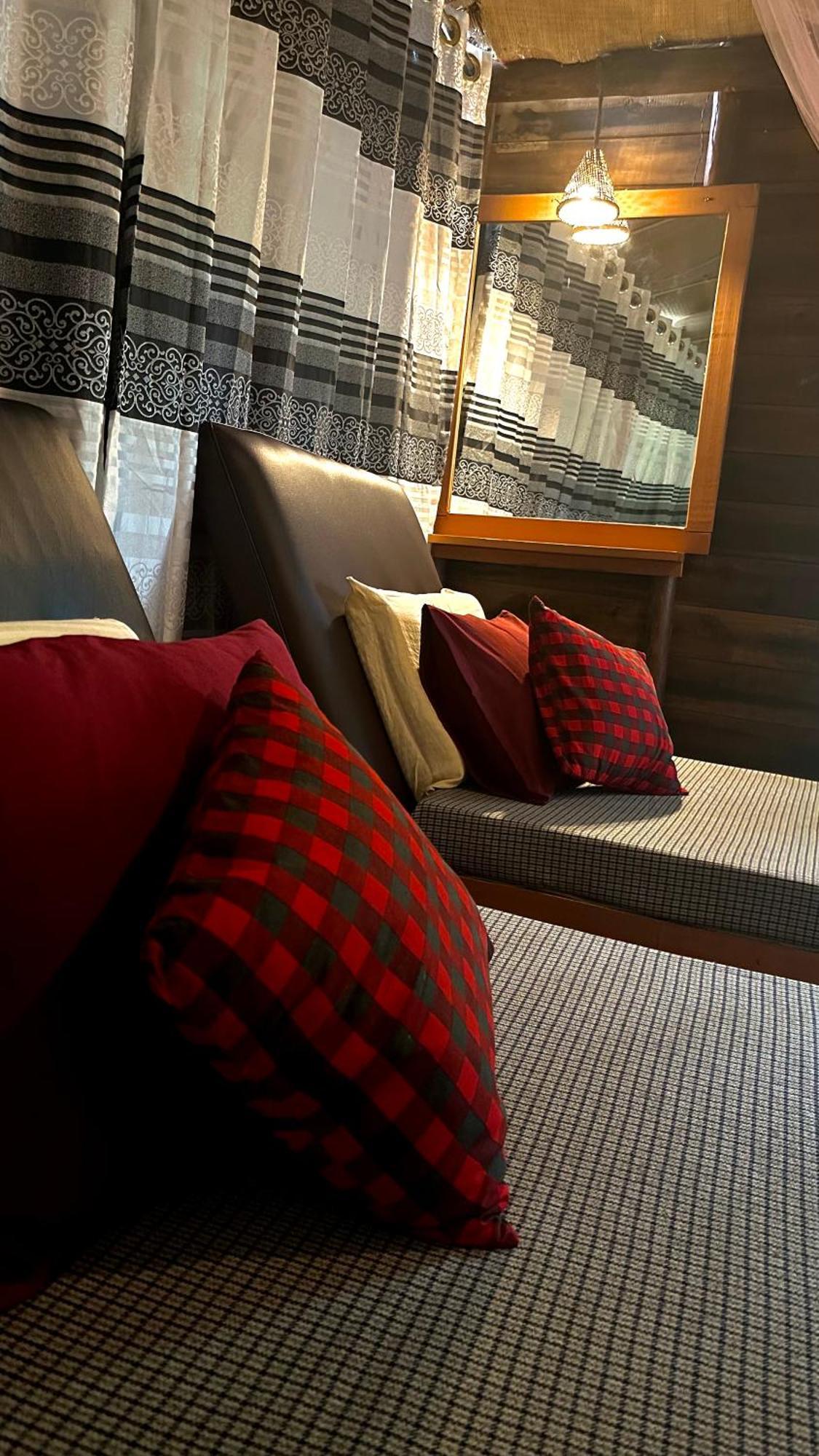 A Lounge Hostel And Cafe エッラ エクステリア 写真